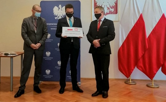 Starosta Piotr Babicki odbiera promesę na dofinansowanie przebudowy drogi powiatowej Radkowice- Szerzawy