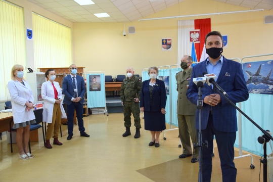 Starosta Piotr Babicki dokonuje uroczystego otwarcia kwalifikacji wojskowej 2021 