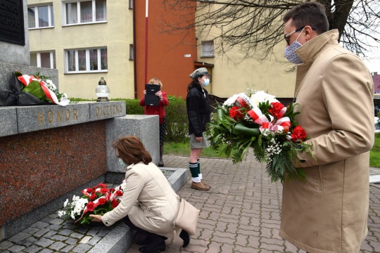 Złożenie kwiatów przez poseł Agatę Wojtyszek i starostę Piotra Babickiego