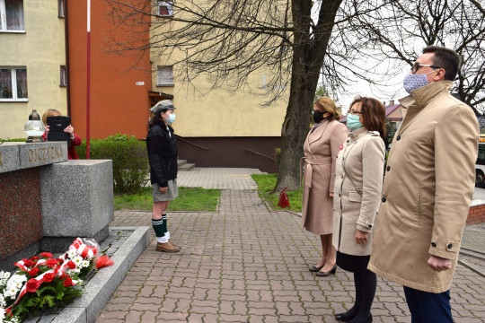 Przewodnicząca Rady Powiatu Bożena Wrona, poseł Agata Wojtyszek i starosta Piotr Babicki przed Pomnikiem Niepodległości