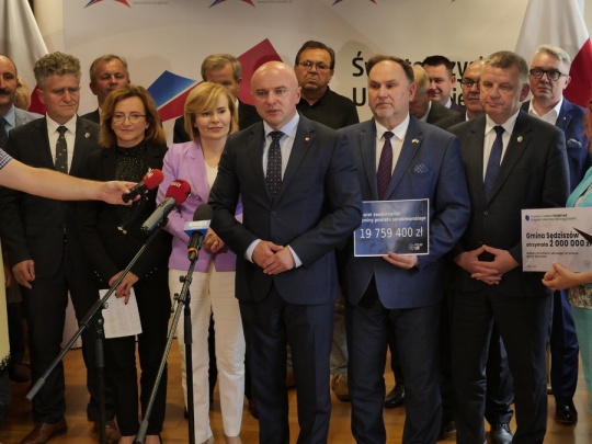 Wręczenie promes w Urzędzie Wojewódzkim w Kielcach (Fot. ŚUW Kielce). 