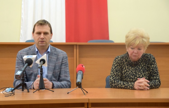 Starosta Piotr Ambroszczyk z dyrektor szpitala Jolantą Kręcką podczas konferencji prasowej w sprawie wniosku do wojewody 
